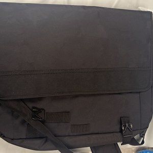Timberland  Water Resistant Black  Unisex  Messenger Bag  Size : OS  J0990-001